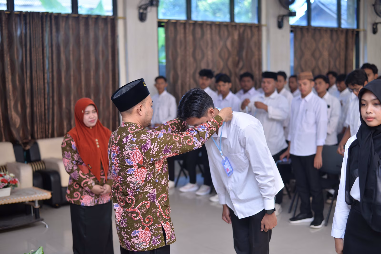 Gelorakan Perubahan! Generasi Baru STKIP PGRI Situbondo Resmi Dimulai melalui Penyematan Tanda Mahasiswa